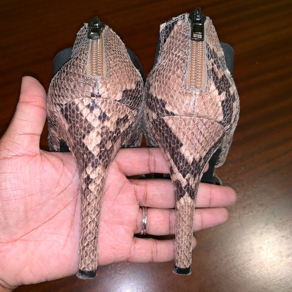 ๐Nine West Snakeskin Strappy Closed Toe Heels - Picture 6 of 8